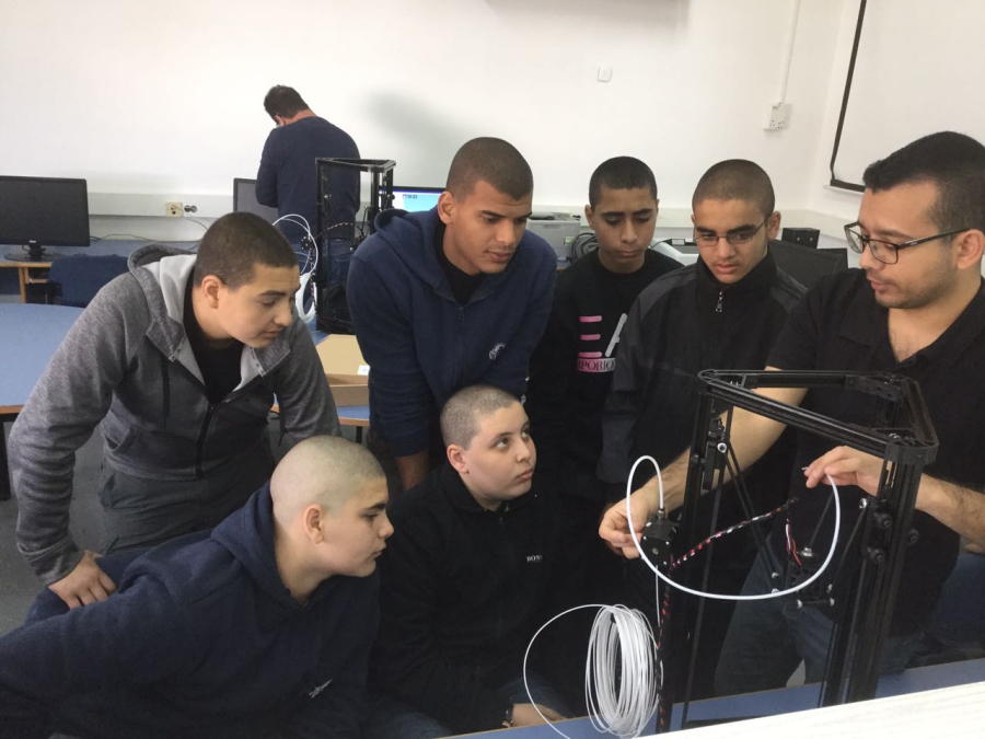 تعليم الطلاب في المدرسة التكنولوجية تل ابيب (عمال 1) كيفية بناء طابعة ثلاثية الابعاد 